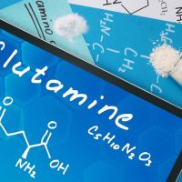 Glutamina: Doses adequedas de glutamina podem melhorara concentração, o foco, a memória e o humor. Além disto, estudos demonstram que a glutamina pode estimular o hormônio do crescimento e reduzir a ansiedade.